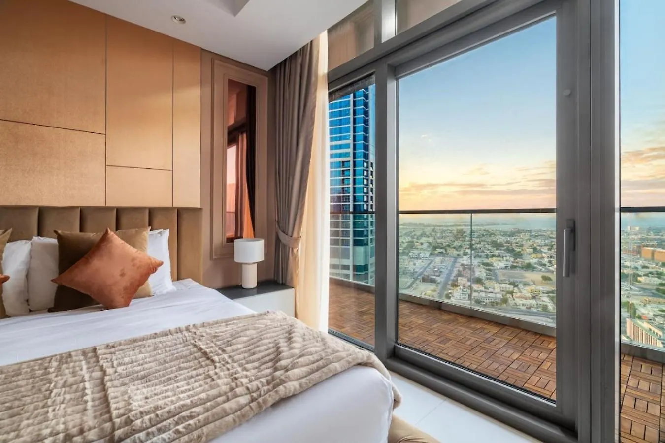 5 Star Rooftop Infinity Pool With Burj Khalifa Views Dubai