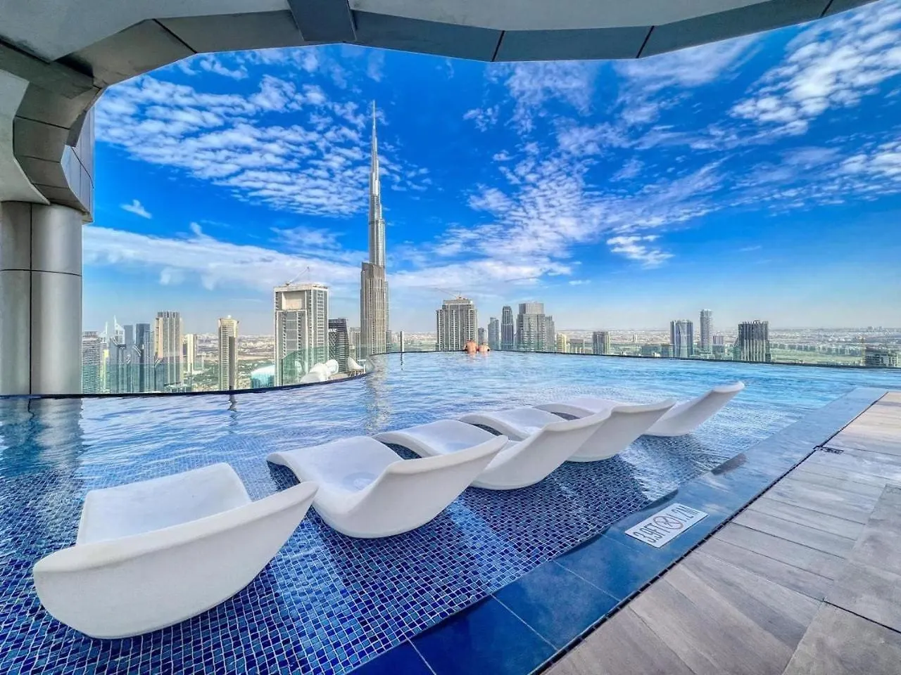 Apartment 5 Star Rooftop Infinity Pool With Burj Khalifa Views Dubai United Arab Emirates