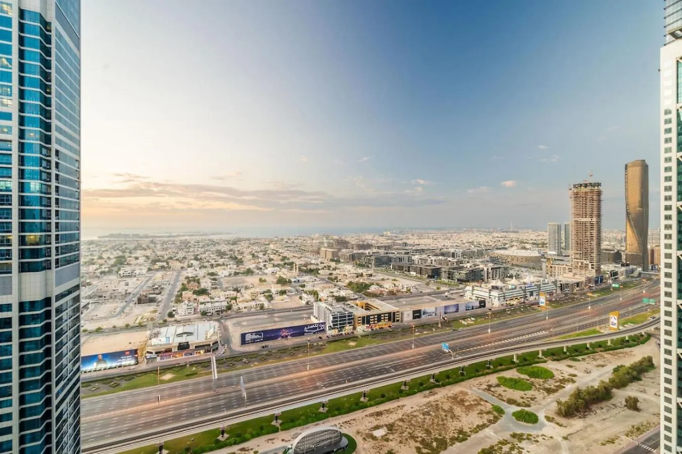 Apartment 5 Star Rooftop Infinity Pool With Burj Khalifa Views Dubai